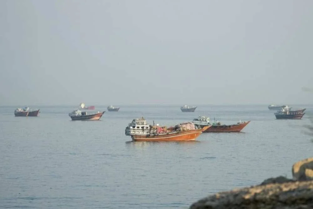 Kapal tangki minyak terbakar terkena periuk api laut di Selat Hormuz Kapal tangki minyak terbakar terkena periuk api laut di Selat Hormuz