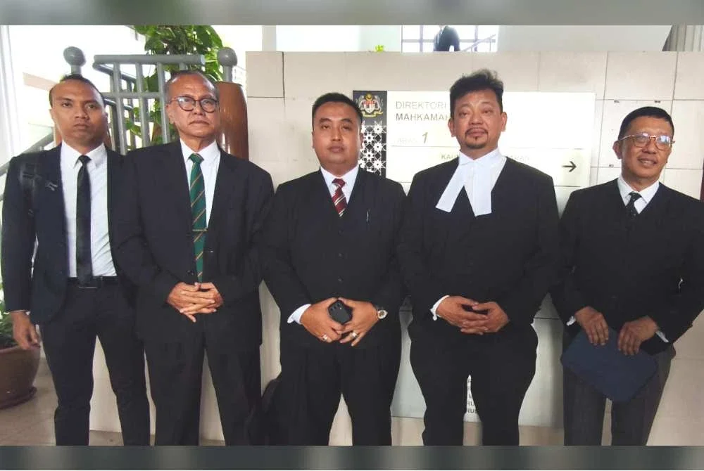 Kamal Hisham (dua dari kanan) bersama barisan peguam di Mahkamah Majistret Sepang pada 21 Oktober lalu.