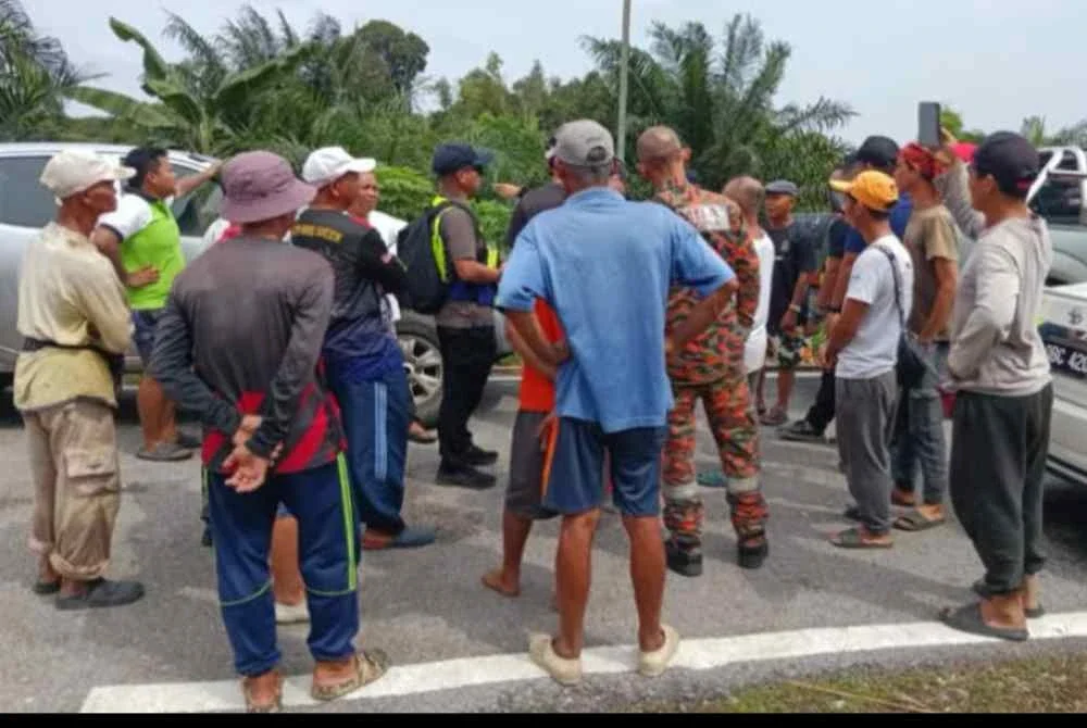 Operasi berkenaan turut mendapat bantuan lapan anggota polis dan kira-kira 20 penduduk kampung.
