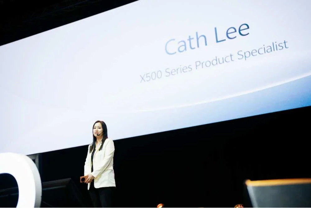 Cath memberikan penerangan tentang telefon pintar vivo X500 yang dilancarkan pada Selasa.