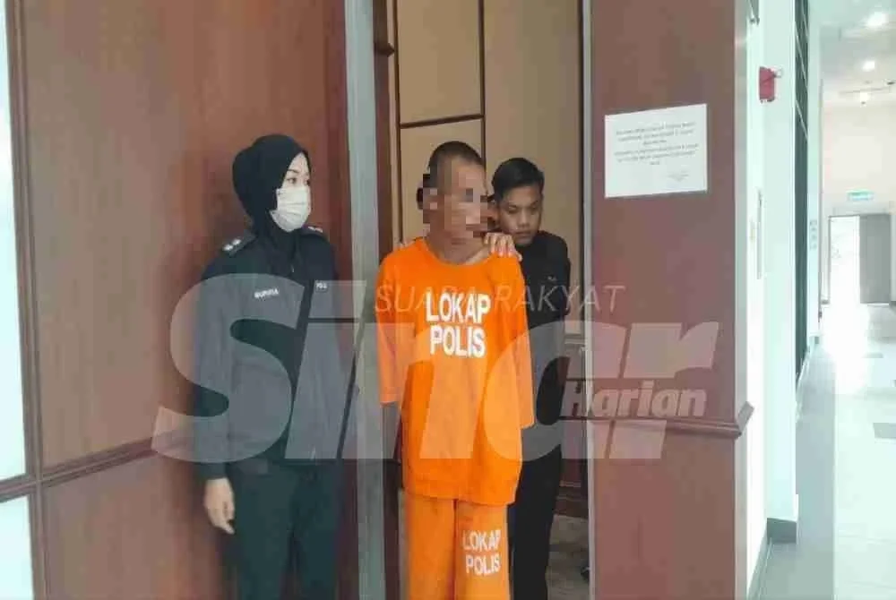 Suspek di bawa ke Mahkamah Pengerang pada Rabu.