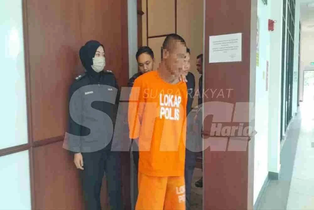 Suspek berpakaian lokap berwarna jingga tiba di mahkamah bagi permohonan reman.