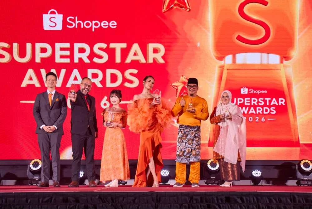 Pemenenang Anugerah Pencipta Kandungan Tahunan Shopee di pentas Shopee Superstar Awards 2026.