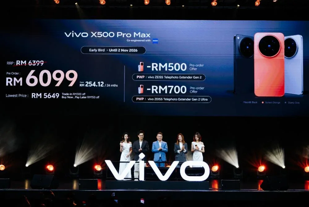 Pengarah Jenama vivo Malaysia, Justin He (dua dari kiri); Ketua Pegawai Eksekutif vivo Malaysia, Mike Xu (tengah) dan Pengurus Produk Kanan Kumpulan Perniagaan Komunikasi Tanpa Wayar MediaTek, Tracy Hsiao (dua dari kanan) ketika pelancaran vivo X500 Series di Zepp Kuala Lumpur pada Selasa.