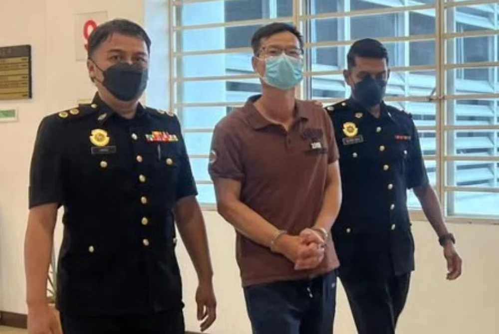 Ruqiang (tengah) dibawa ke Mahkamah Sesyen Shah Alam pada Selasa.
