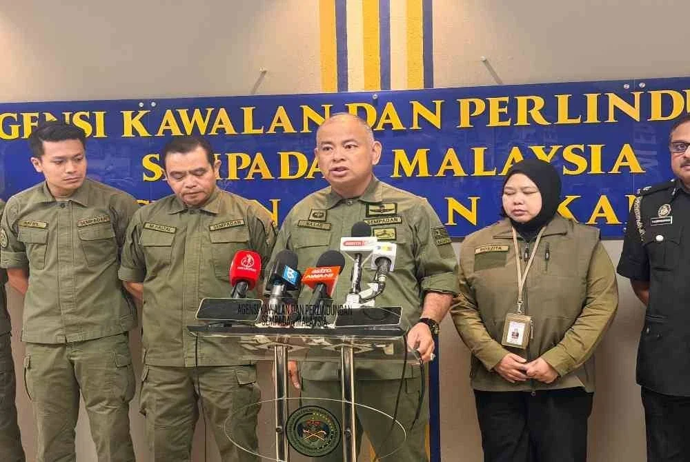 Timbalan Ketua Pengarah (Operasi) AKPS, Datuk Mohd Nasaruddin M Nasir (tengah) ketika sidang media.