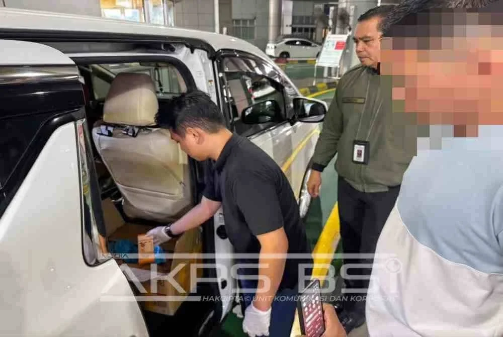 Pasangan suami isteri ditahan selepas gagal mengisytiharkan wang tunai berjumlah jutaan ringgit ketika pemeriksaan di laluan keluar ke Woodlands, Singapura.