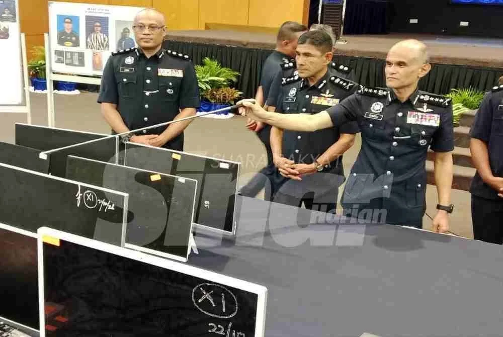 Shazeli menunjukkan peralatan yang dirampas menerusi siri serbuan dijalankan baru-baru ini.