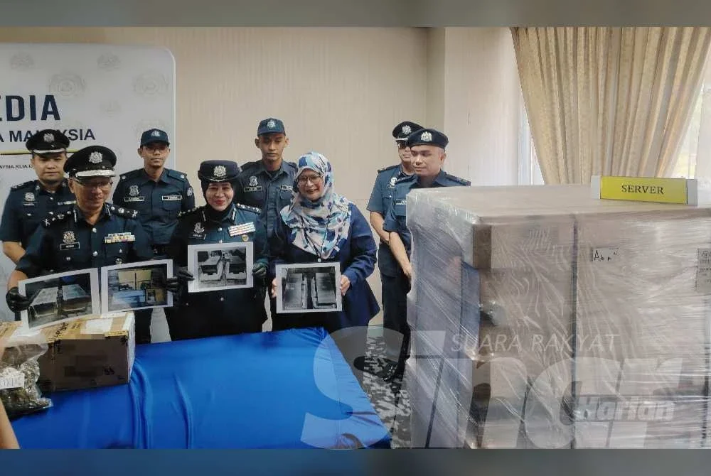 Aspalila (tengah) menunjukkan rampasan unit pelayan mengandungi cip AI canggih pada Rabu.