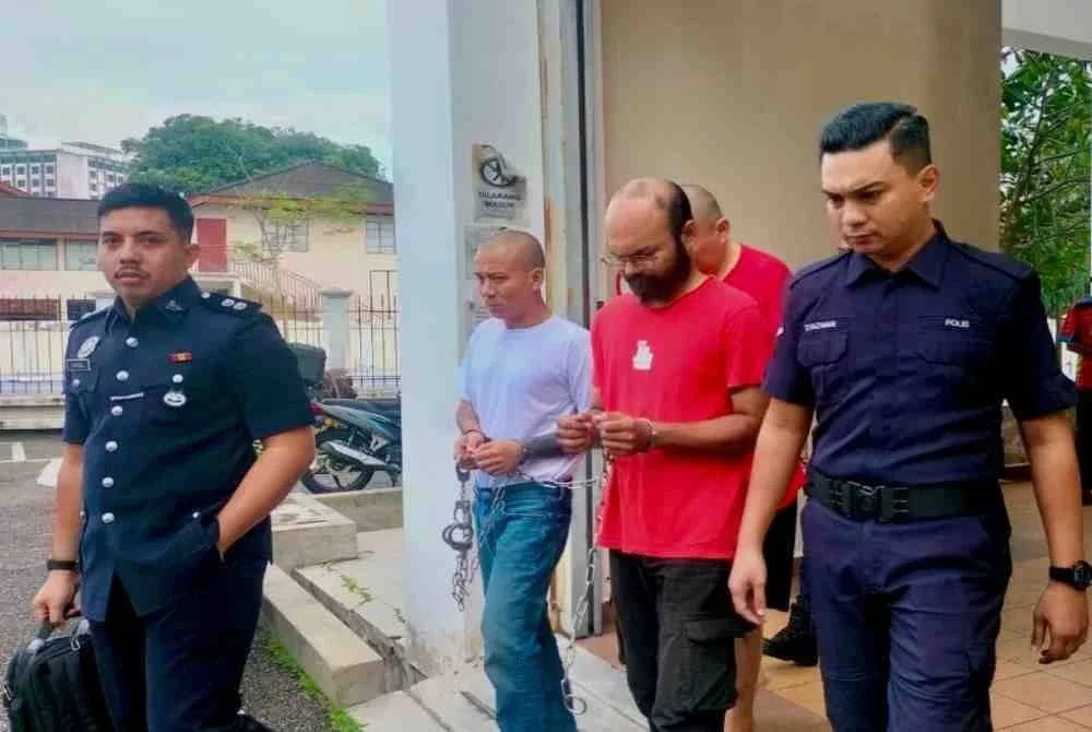 Tertuduh (tengah) mengaku bersalah membakar sebuah kereta jenis Mitsubishi Xpander dalam kejadian kebakaran membabitkan lima kenderaan di Jalan Perak, Mei lalu.