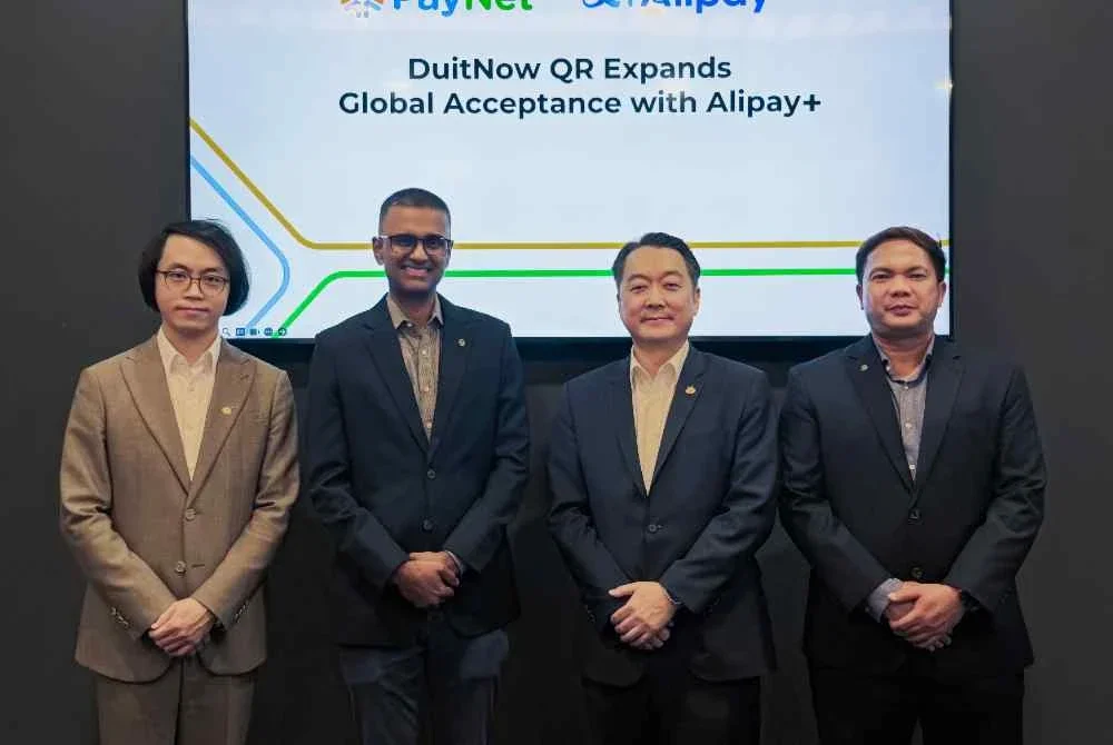 Dari kiri; Pengurus Besar Alipay bagi Asia Tenggara, Australia, New Zealand dan Asia Selatan, Ant International, Michael Guo;Ketua Pegawai Eksekutif PayNet, Praveen Rajan; Pengurus Besar Pusat Pertumbuhan Global Alipay , Ant International, Danny Chung dan Ketua Pegawai Komersial PayNet, Azrul Fakhzan Mainor.