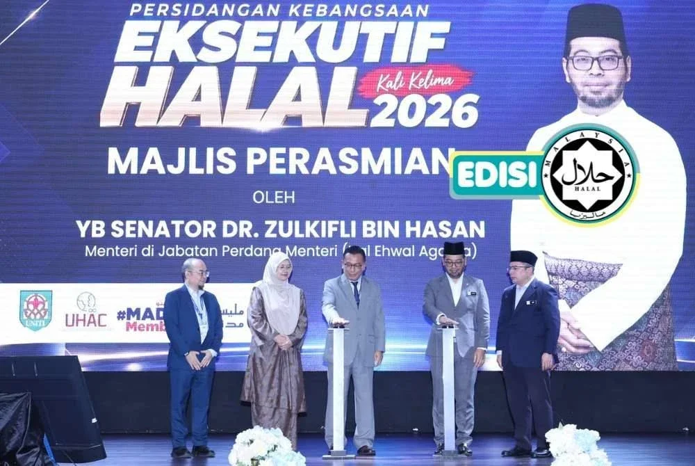Zulkifli (dua dari kanan) dan Amir Hamzah (tengah) ketika melakukan gimik pelancaran GHS sempena PEH26, di Bangi pada Selasa.