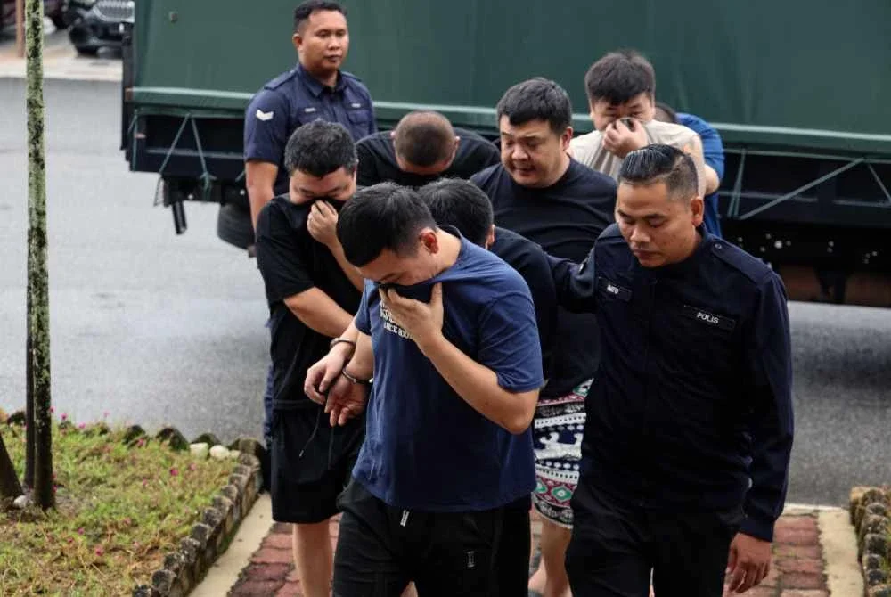 Empat lelaki didenda RM3,000 setiap seorang oleh Mahkamah Majistret selepas mengaku bersalah atas pertuduhan berpakat untuk melakukan cubaan menipu dalam talian, minggu lepas. Foto Bernama