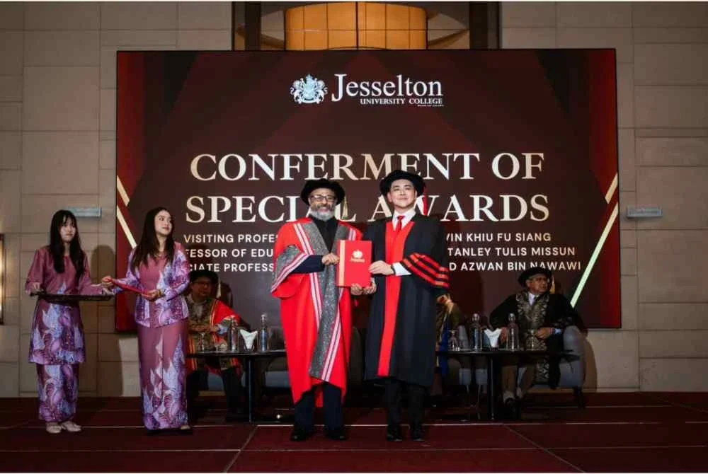 Calvin Khiu (kanan) dilantik profesor jemputan di Jesselton University Colege.