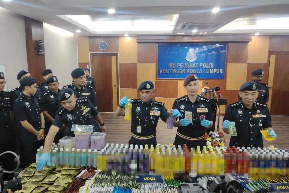 Fadil menunjukkan botol minuman bercampur dadah yang dirampas menerusi siri serbuan di Lembah Klang baru-baru ini.