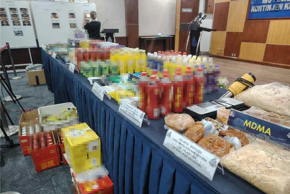 Pelbagai botol minuman dan peket disyaki bercampur dadah yang dirampas polis.