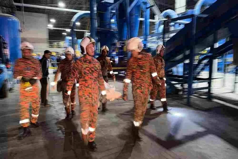 Anggota bomba mengangkat mayat mangsa yang berjaya dikeluarkan sebelum diserahkan kepada pihaknpolis untul tindakan lanjut. Foto FB Balai Bomba dan Penyelamat Bentong