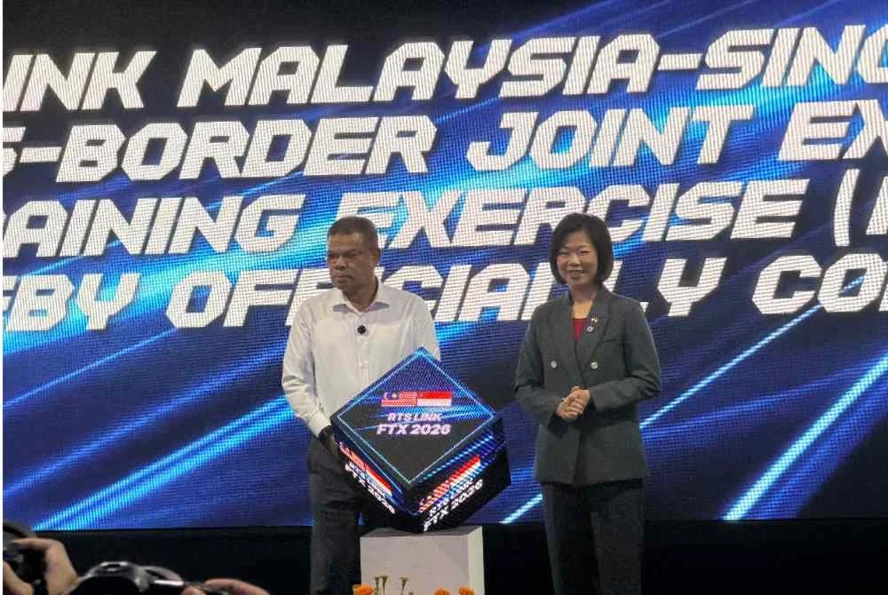 Saifuddin (kiri) ketika menghadiri majlis penutup Latih Amal Keselamatan RTS Malaysia-Singapore Cross-Border Joint Exercise, Field Training Exercise (FTX) 2026 di Johor Bahru pada Rabu.
