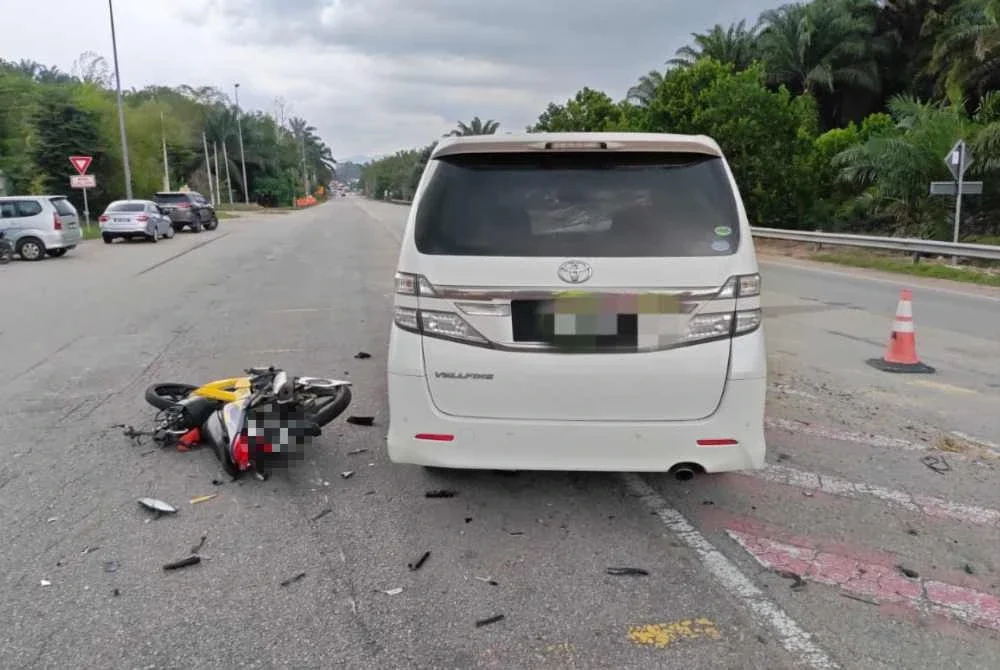 Keadaan motosikal mangsa dan MPV yang terlibat kemalangan maut di KM59, Jalan Kuantan-Kuala Lumpur pada Selasa. Foto Polis Maran