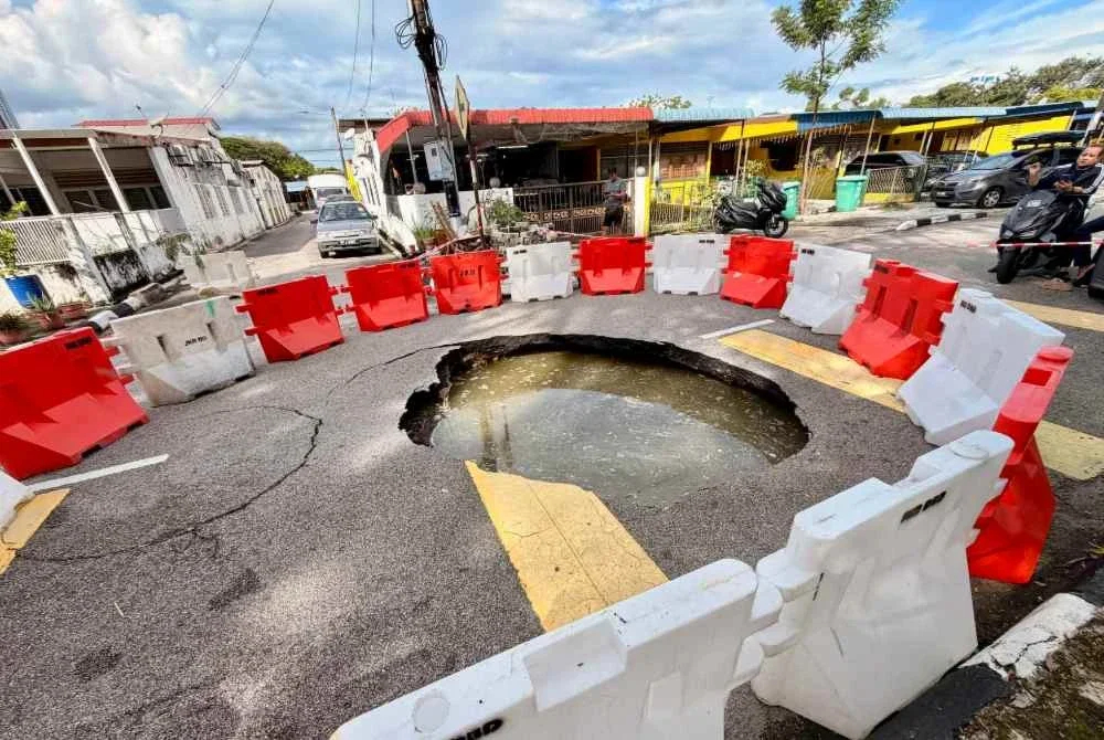 Kejadian lubang benam sedalam kira-kira dua meter di Lebuhraya Mayang Pasir, Bayan Baru.