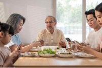Jangan sampai suatu hari nanti, meja makan masih penuh dengan makanan, tetapi sudah tiada cerita untuk dikongsi. - Gambar hiasan
