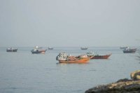 Kapal-kapal di Selat Hormuz, dilihat dari Musandam, Oman. Foto Reuters