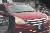 Tangkap layar video tular memaparkan sebuah kenderaan persendirian menggunakan tulisan 'Bomba' dan dilengkapi lampu amaran di Sungai Petani. 