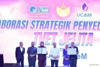 Ahmad Zahid (tiga dari kanan) dan Manndzri (dua dari kiri) menyaksikan sesi pertukaran dokumen kerjasama strategik oleh Massila (kanan) dan wakil pihak UCAM (tiga dari kiri) pada majlis itu.