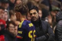 Arteta memperkatakan sesuatu kepada Dowman selepas pemain itu dilayangkan kad merah.