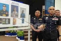Shazeli (kanan) menunjukkan antara suspek yang diberkas dalam operasi dijalankan sebelum ini.