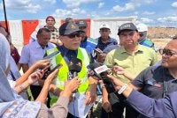 Izham ketika ditemui selepas lawatan kerja bagi meninjau projek tebatan banjir daerah Klang di Taman Seri Kerayong, Kapar di sini pada Rabu.
