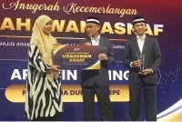 Zulkifli (tengah) dan Ahmad Azrin (kanan) menyampaikan anugerah kepada usahawan asnaf sempena Majlis Penyerahan Zakat Korporat Kali Kedua 2026 di Kuala Terengganu pada Isnin.