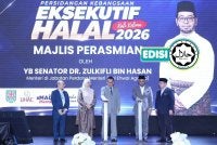 Zulkifli (dua dari kanan) dan Amir Hamzah (tengah) ketika melakukan gimik pelancaran GHS sempena PEH26, di Bangi pada Selasa.