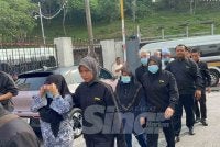 Lima individu termasuk dua pegawai penguat kuasa direman lima hari bagi membantu siasatan kes disyaki meminta dan menerima rasuah RM1 juta. - -Foto SPRM