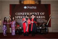 Calvin Khiu (kanan) dilantik profesor jemputan di Jesselton University Colege.