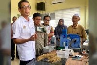 Luqman (kiri) semasa mengadakan lawatan ke Kilang Padi Darul Naim Sdn Bhd, Mukim Tasek Berangan di Pasir Mas pada Rabu.Foto:SINAR HARIAN/HAZELEN LIANA KAMARUDIN