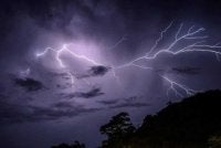 MetMalaysia mengeluarkan amaran ribut petir, hujan lebat dan angin kencang di beberapa kawasan di lapan negeri serta dua Wilayah Persekutuan sehingga 8 malam ini. - Gambar hiasan