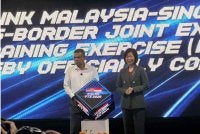 Saifuddin (kiri) ketika menghadiri majlis penutup Latih Amal Keselamatan RTS Malaysia-Singapore Cross-Border Joint Exercise, Field Training Exercise (FTX) 2026 di Johor Bahru pada Rabu.