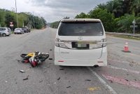 Keadaan motosikal mangsa dan MPV yang terlibat kemalangan maut di KM59, Jalan Kuantan-Kuala Lumpur pada Selasa. Foto Polis Maran