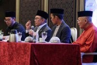 Anwar (dua dari kiri) ketika berucap pada Majlis Ilmu Madani Bersama Perdana Menteri di Kompleks Seri Perdana pada Rabu. Foto Bernama