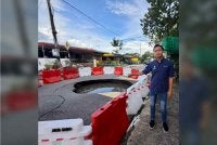 Fahmi menunjukkan lubang benam yang berlaku di Bayan Baru pada Rabu.