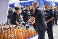 IPD Hilir Perak melakukan pelupusan barangan kes yang turut melibatkan 231 botol serta tin minuman keras.