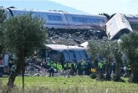 Anggota keselamatan sedang bertugas di lokasi perlanggaran kereta api berkelajuan tinggi Renfe AVE dan sebuah kereta api Iryo, kira-kira 150 km di selatan Madrid di antara Urda dan Los Yebenes di wilayah Toledo pada Rabu. - Foto: AFP