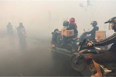 Keadaan jerebu toksik itu turut mengehadkan jarak penglihatan. Foto AFP