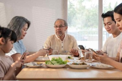 Jangan sampai suatu hari nanti, meja makan masih penuh dengan makanan, tetapi sudah tiada cerita untuk dikongsi. - Gambar hiasan

