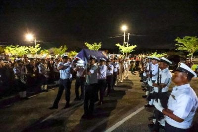Jenazah anggota Agensi Penguatkuasaan Maritim Malaysia, Laskar Kanan Maritim (Teknikal), Allahyarham Mohd Roshaimi Mohd Ridzuan diusung oleh pasukan pengusung jenazah APMM pada istiadat pengebumian di Tanah Perkuburan Islam Masjid Tengku Sharafudin hari ini. Foto: Bernama