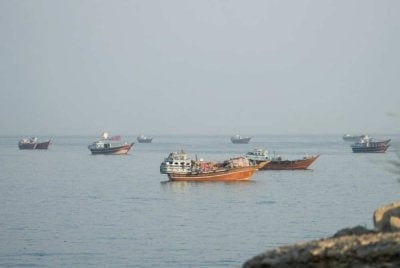Kapal-kapal di Selat Hormuz, dilihat dari Musandam, Oman. Foto Reuters