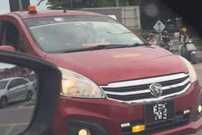 Tangkap layar video tular memaparkan sebuah kenderaan persendirian menggunakan tulisan 'Bomba' dan dilengkapi lampu amaran di Sungai Petani. 