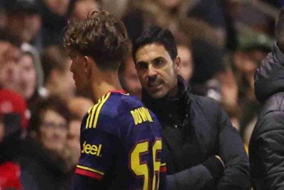 Arteta memperkatakan sesuatu kepada Dowman selepas pemain itu dilayangkan kad merah.