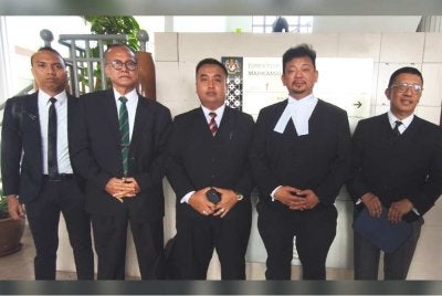 Kamal Hisham (dua dari kanan) bersama barisan peguam di Mahkamah Majistret Sepang pada 21 Oktober lalu.